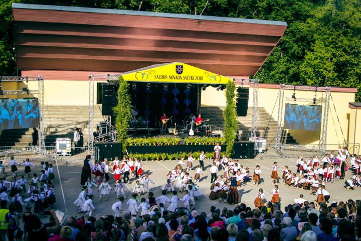 Saldus Kalnsētas parka estrāde